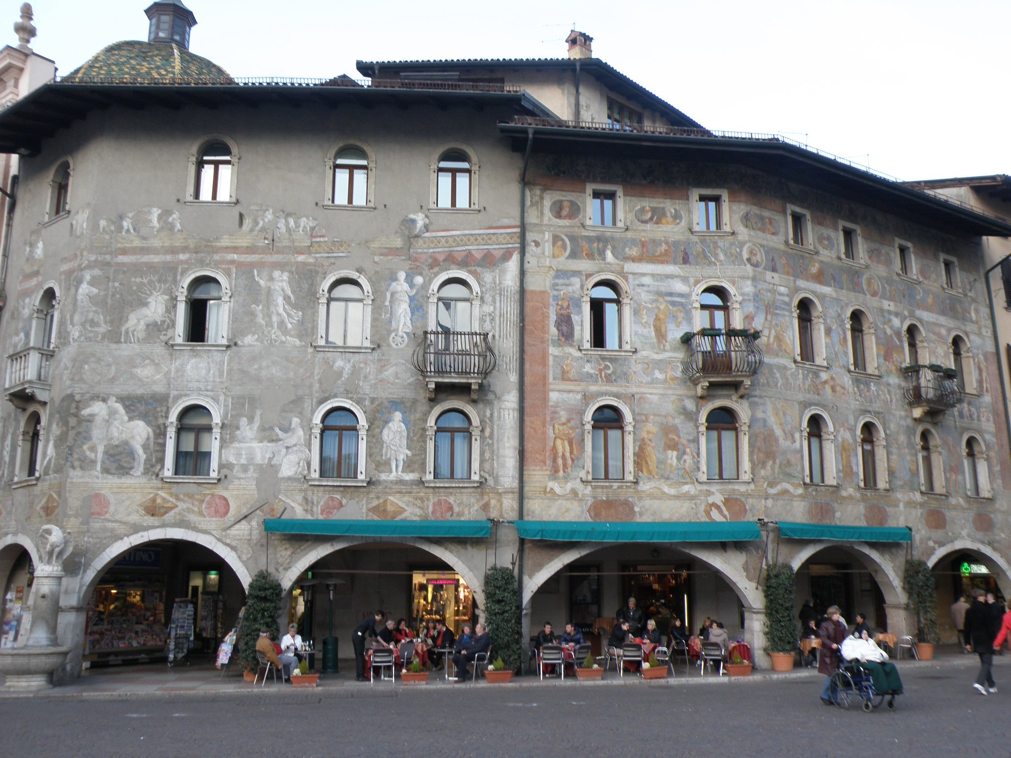 le facciate affrescate delle case cazuffi e rella in piazza duomo a trento viste dalla piazza
