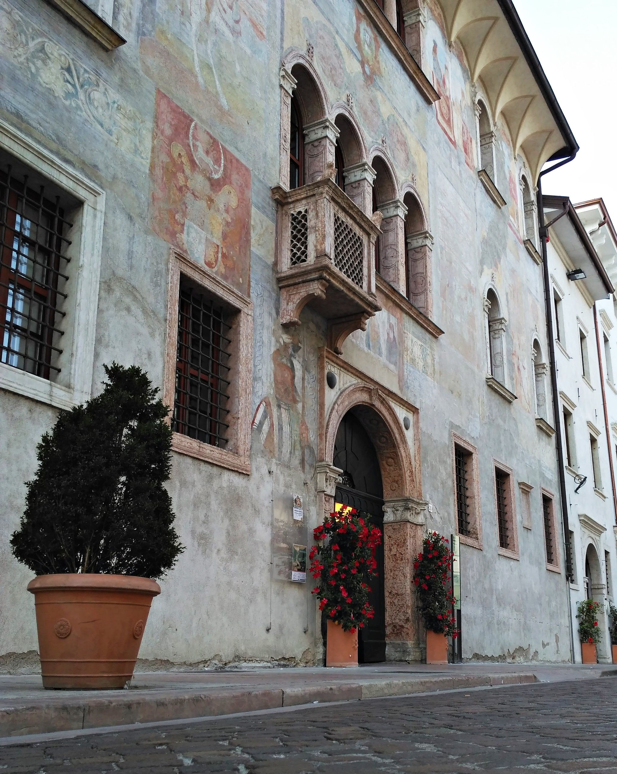 la facciata affrescata di palazzo geremia a trento vista dal basso