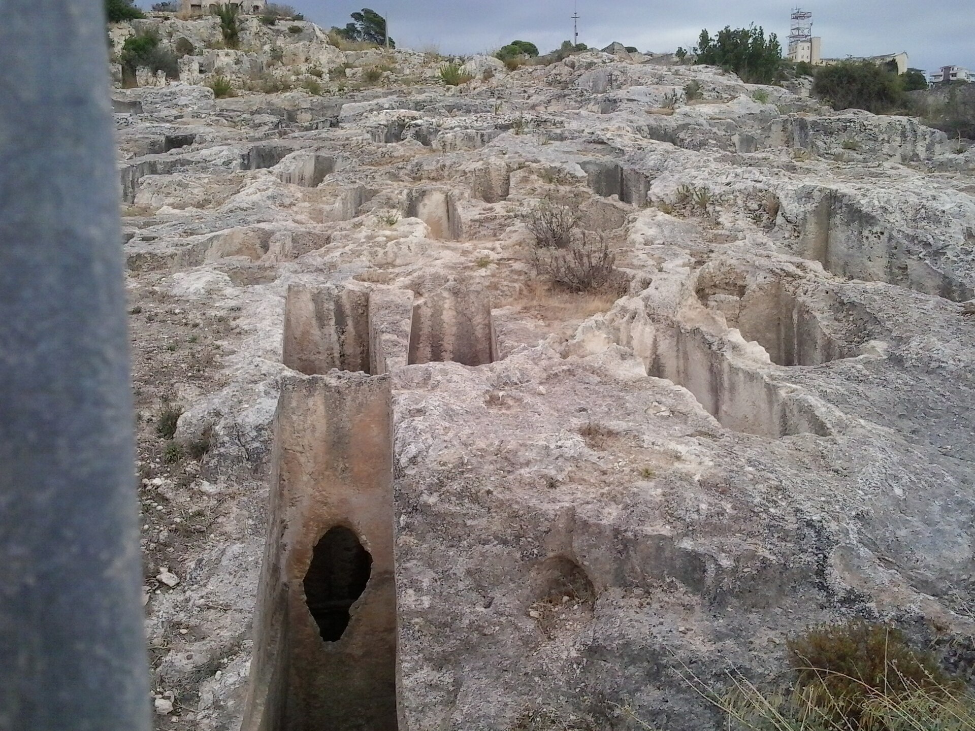 una tomba punica scavata nella roccia a tuvixeddu con l ingresso della camera funeraria