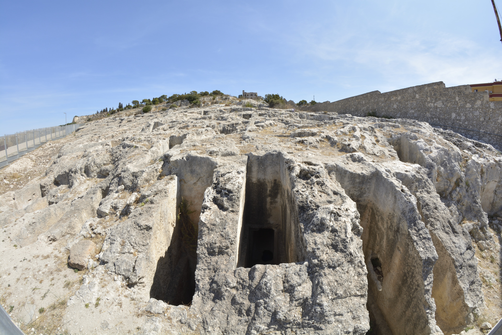 la collina calcarea di tuvixeddu a cagliari con i pozzi rettangolari delle tombe puniche scavati nella roccia
