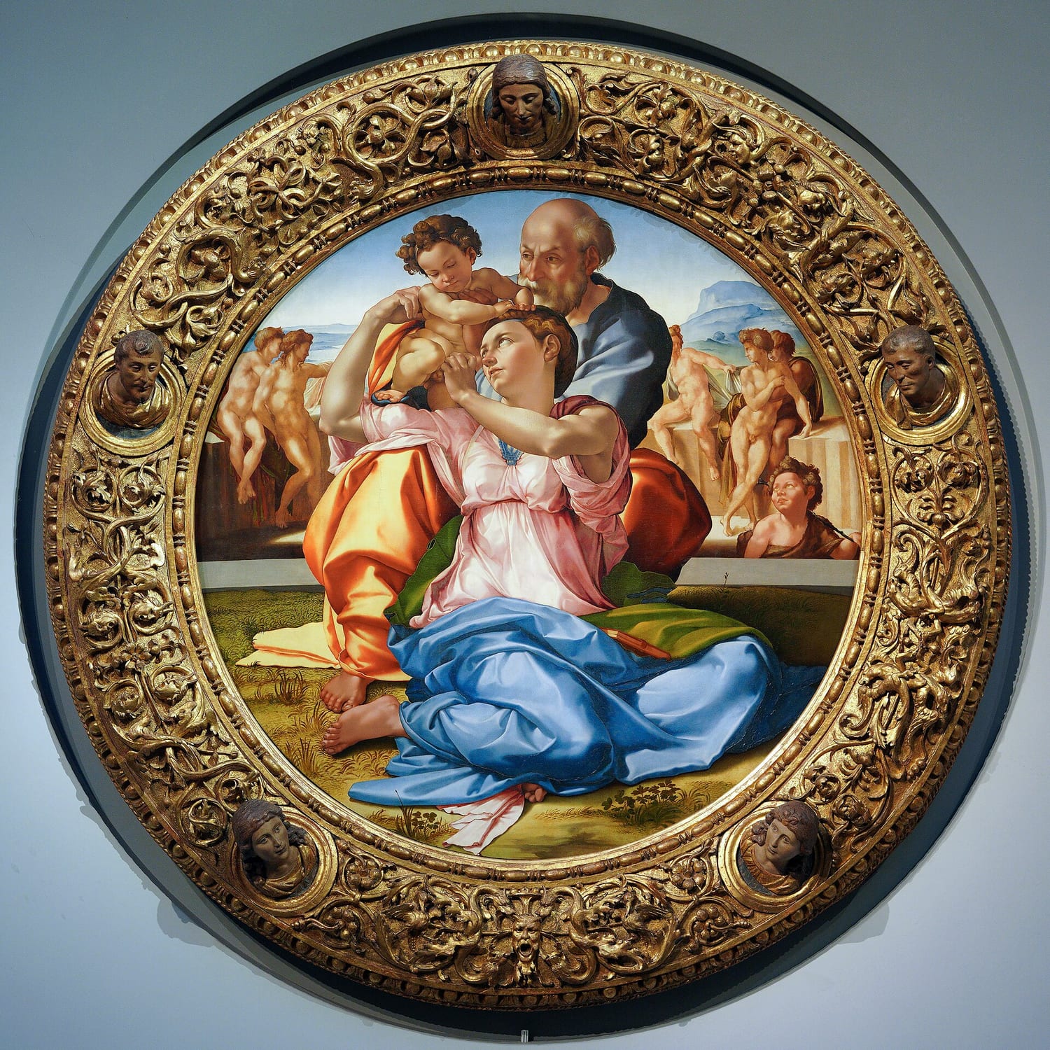 il tondo doni di michelangelo, con la sacra famiglia in torsione dentro la cornice circolare