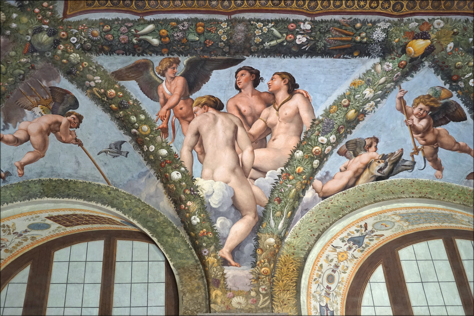 un pennacchio della loggia di amore e psiche con cupido che indica le tre grazie, fra festoni di frutta, fiori e ortaggi in cui si riconoscono le pannocchie di mais
