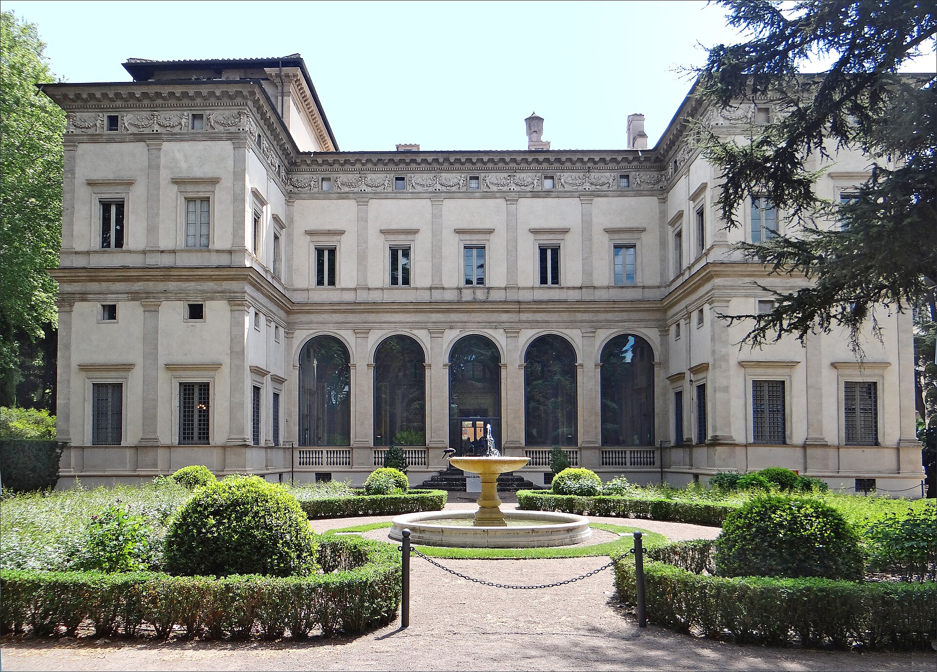 la facciata di villa farnesina sul giardino, con le arcate vetrate della loggia al pianterreno fra le due ali sporgenti e una fontana davanti