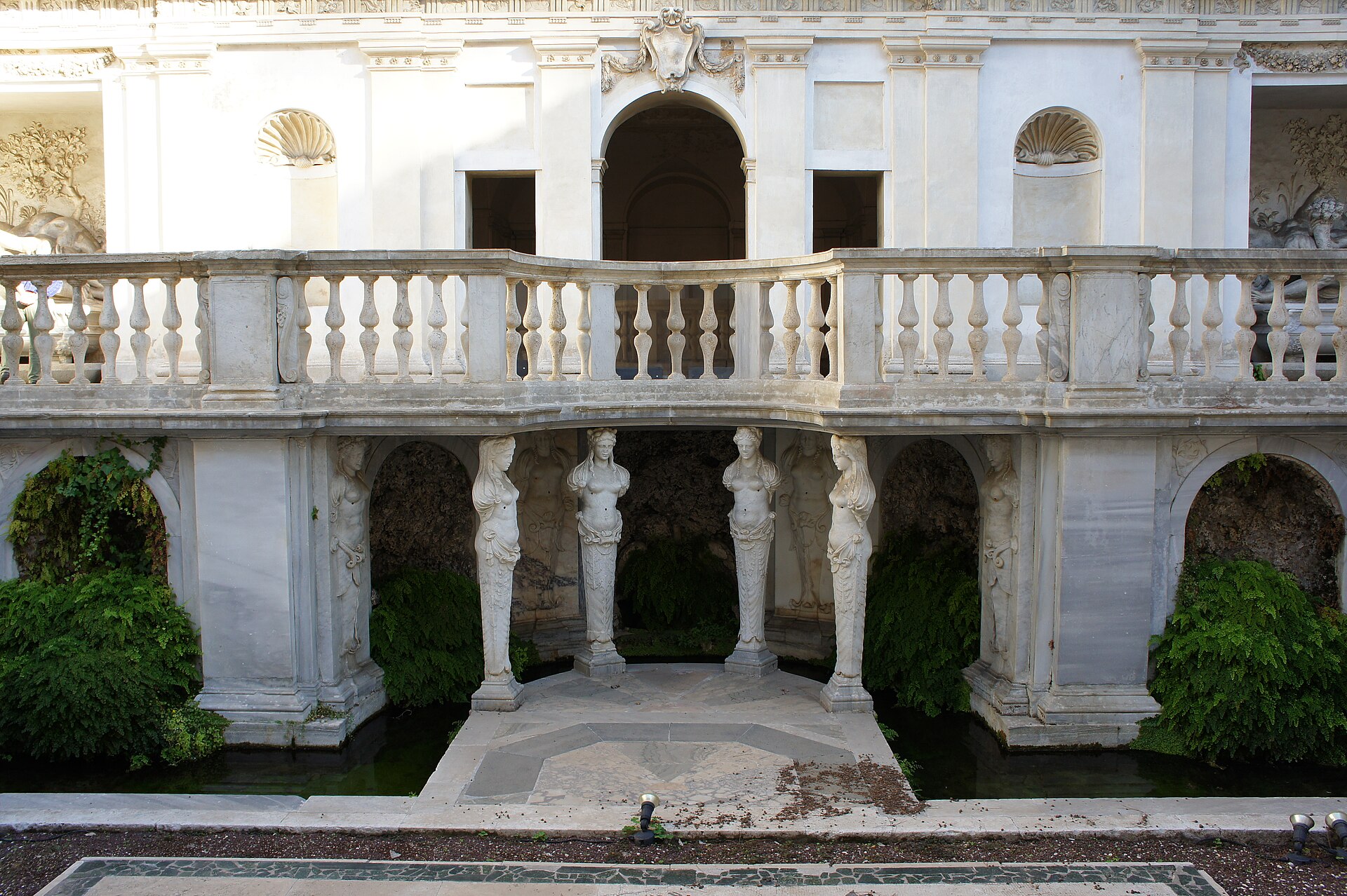 il livello piu basso del ninfeo di villa giulia, con le cariatidi intorno alla vasca e sopra la loggia con la balaustra