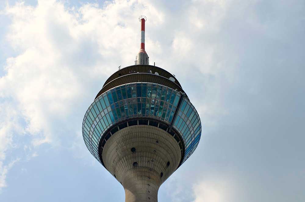 La cima della torre della televisione di Dusseldorf vista dal basso