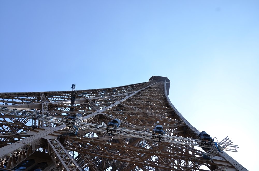 tour eiffel di parigi vista dal basso
