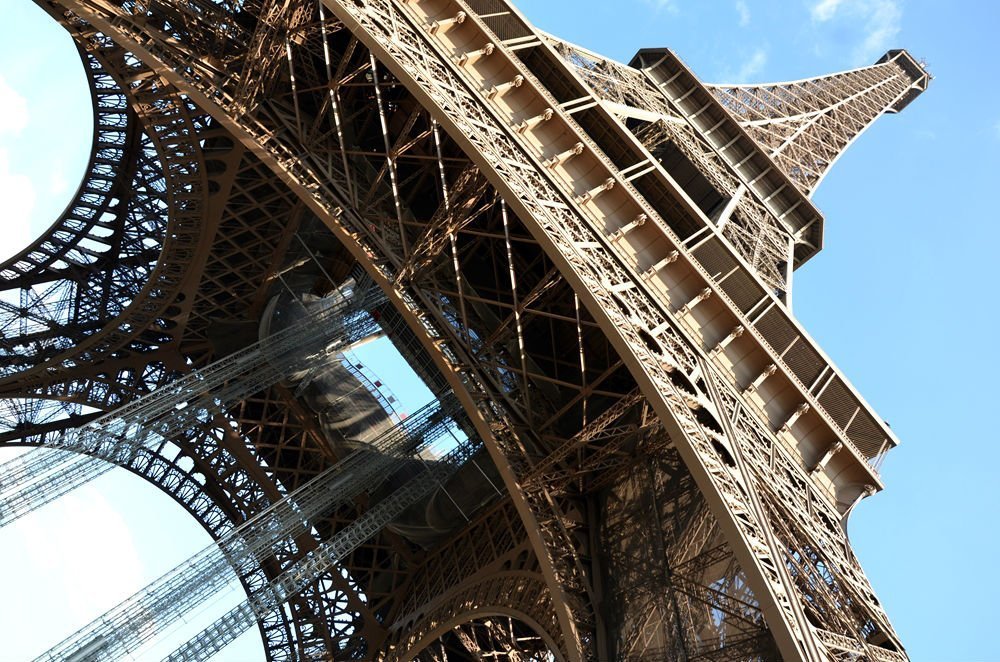 la torre eiffeld i parigi da sotto