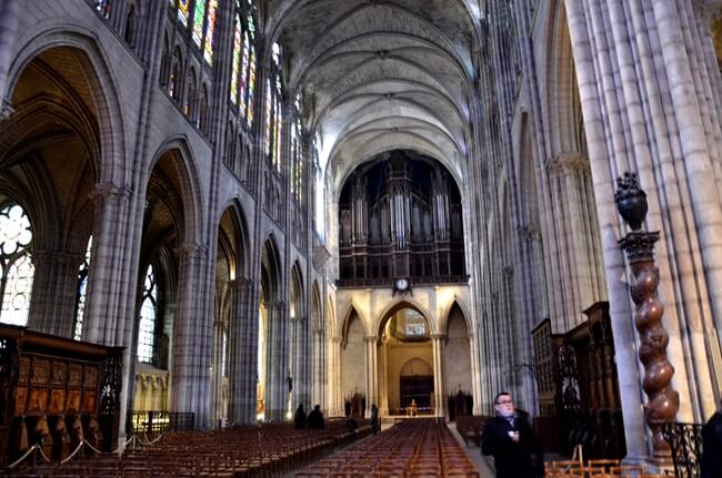l'interno gotico della basilica di Saint-Denis