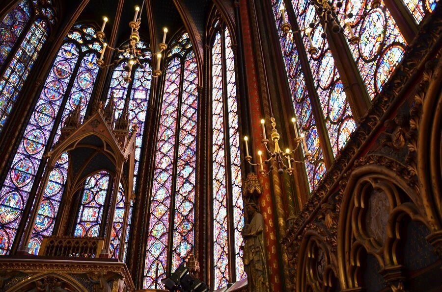 l'interno gotico della sainte-chapelle di parigi