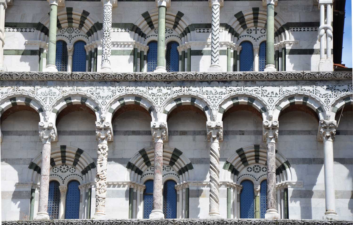 particolare della facciata di san martino a lucca