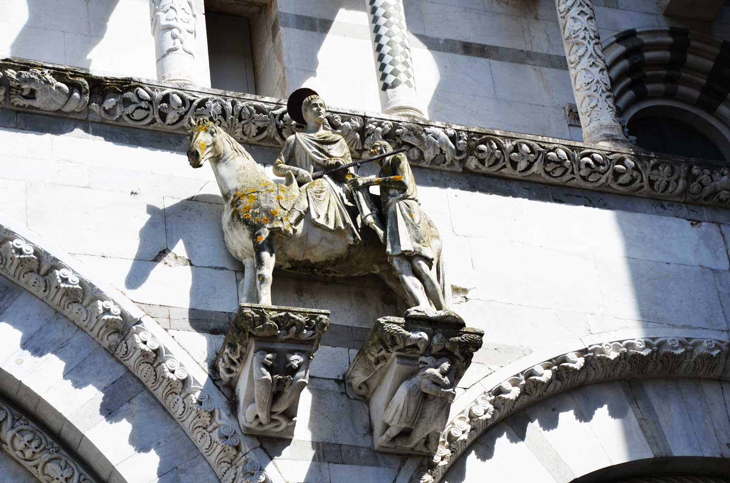 particolare della statua di san martino