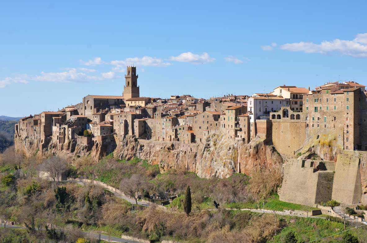 vista sulla città di pitigliano
