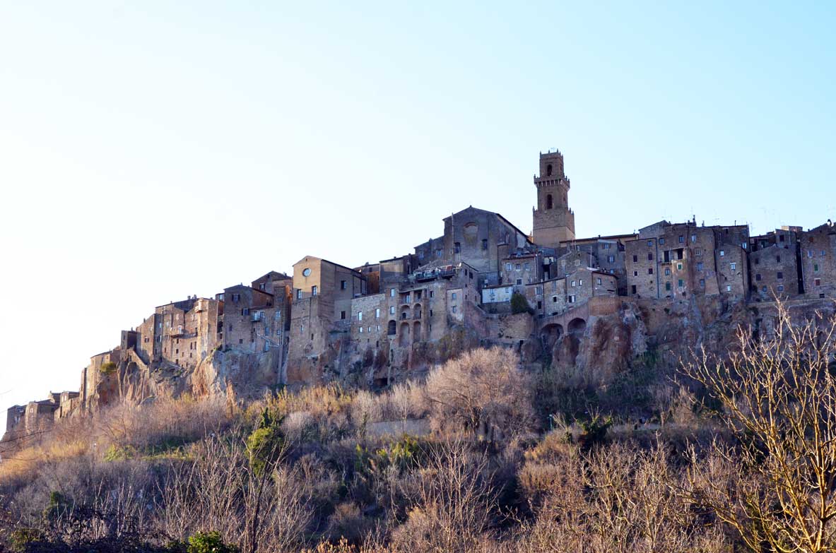 la vista di pitigliano dall'esterno
