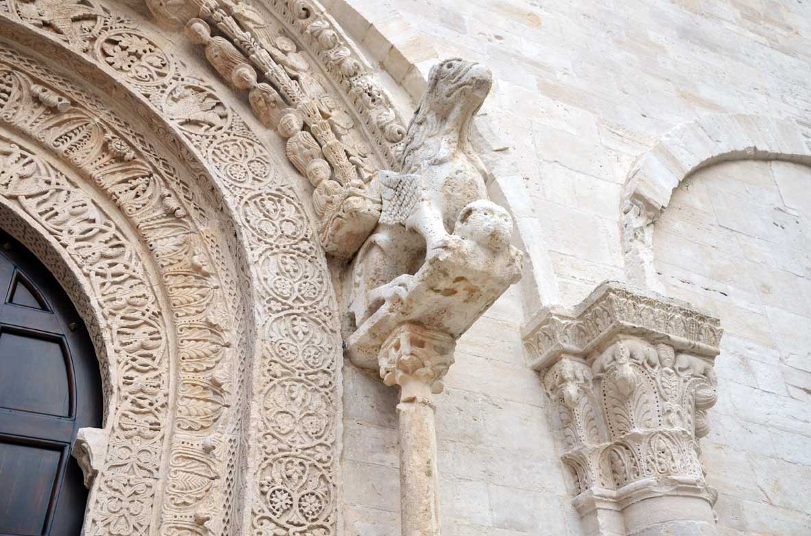 scultura sulla porta della cattedrale di Ruvo