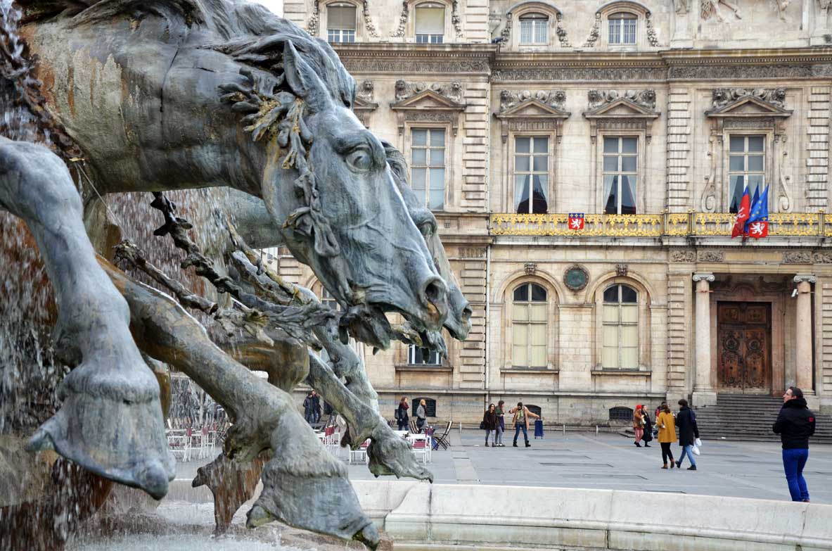 particolare Place des Terraux a Lione