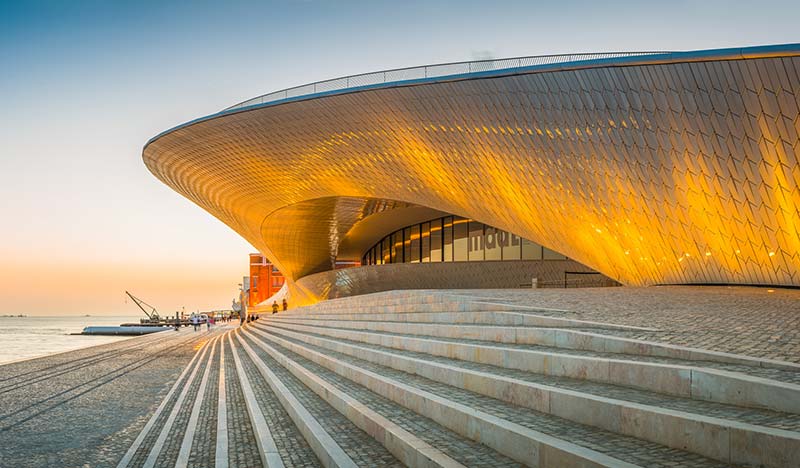 museo MAAT di lisbona al tramonto