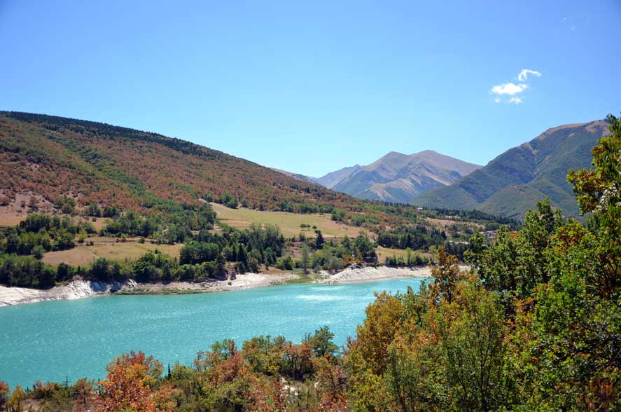 Panorama tra le montagne ed il bellissimo lago di Fistra