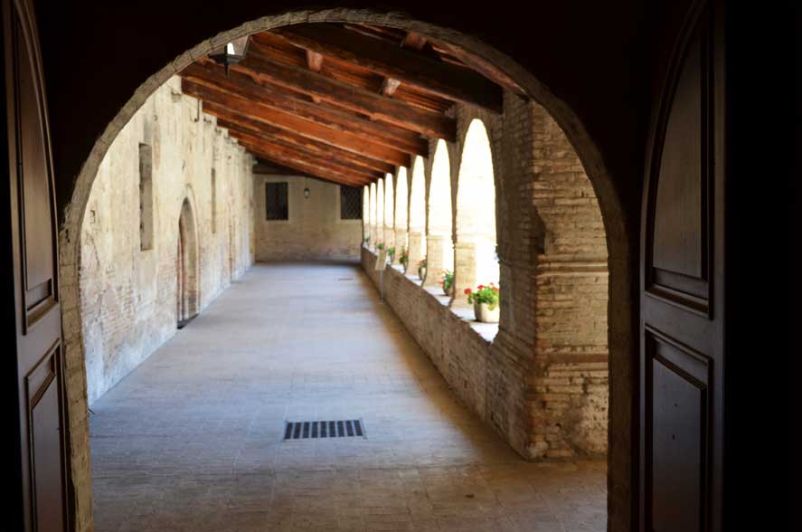 Interno dell'abbadia di Fiastra, dove passeggiavano i monaci