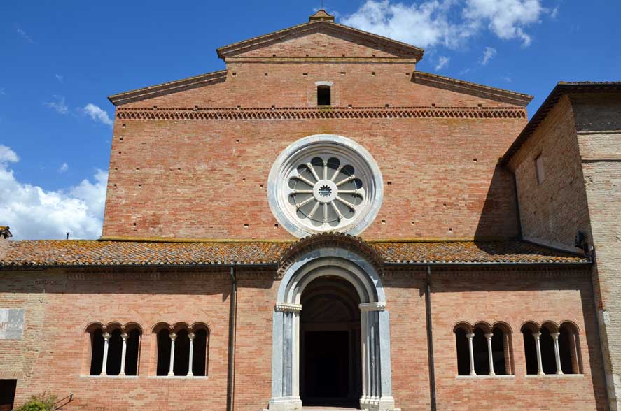 Abbadia di Fiastra, la facciata della chiesa ed il suo rosone
