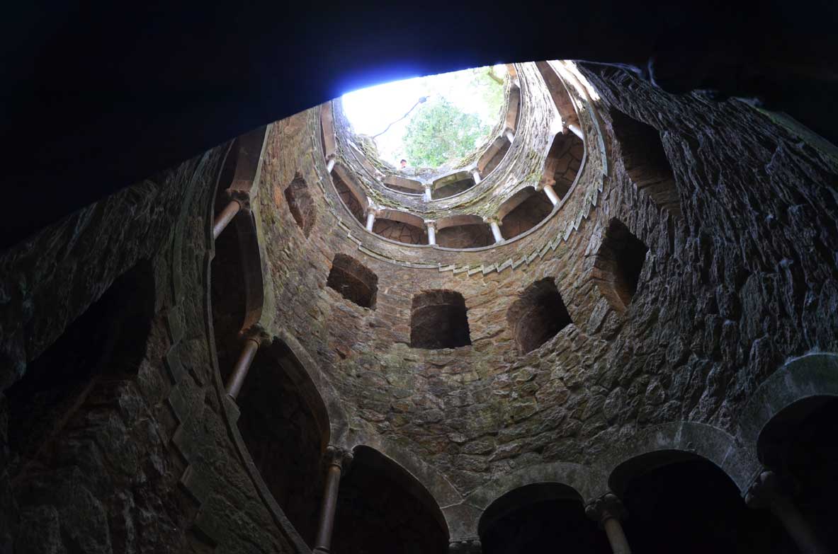 quinta da regaleira il pozzo iniziatico visto dal basso