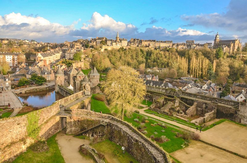 Panorama al tramonto dalle torri del castello di fougeres in Bretagna