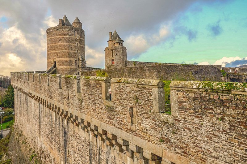 scorcio sulle mura del castello di fougeres in Bretagna