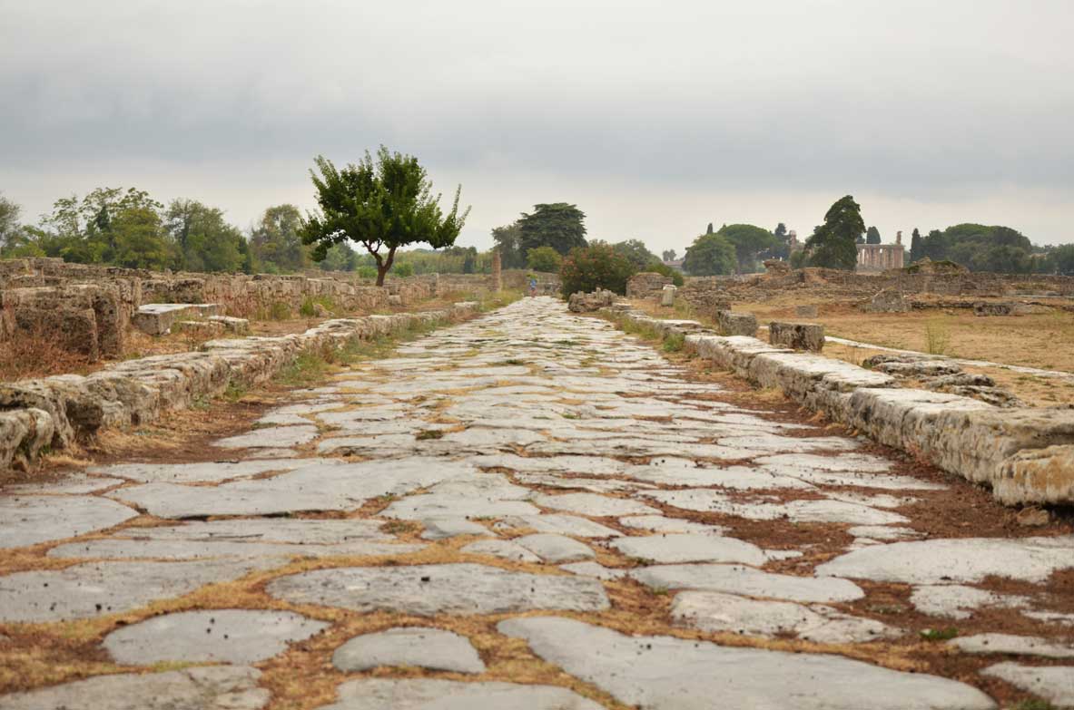 Strada romana lastricata all'interno dell'area archeologica di Paestum