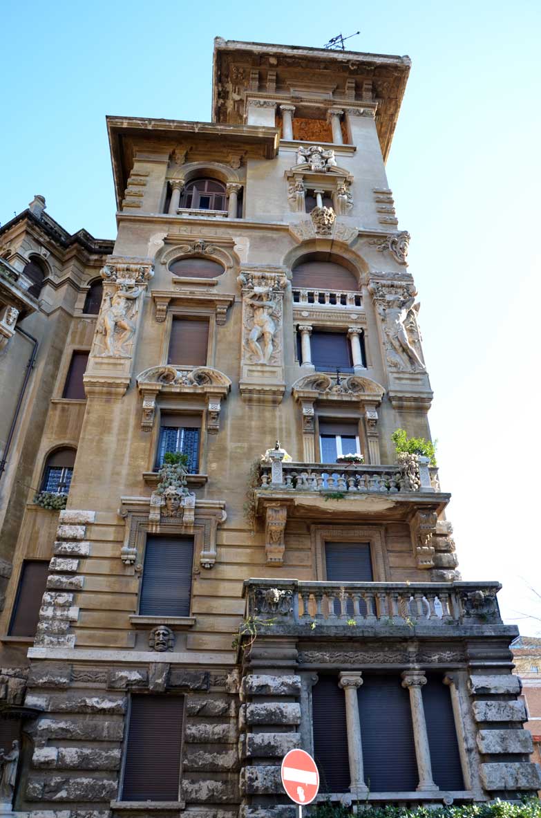 decorazioni sui palazzi stile libery