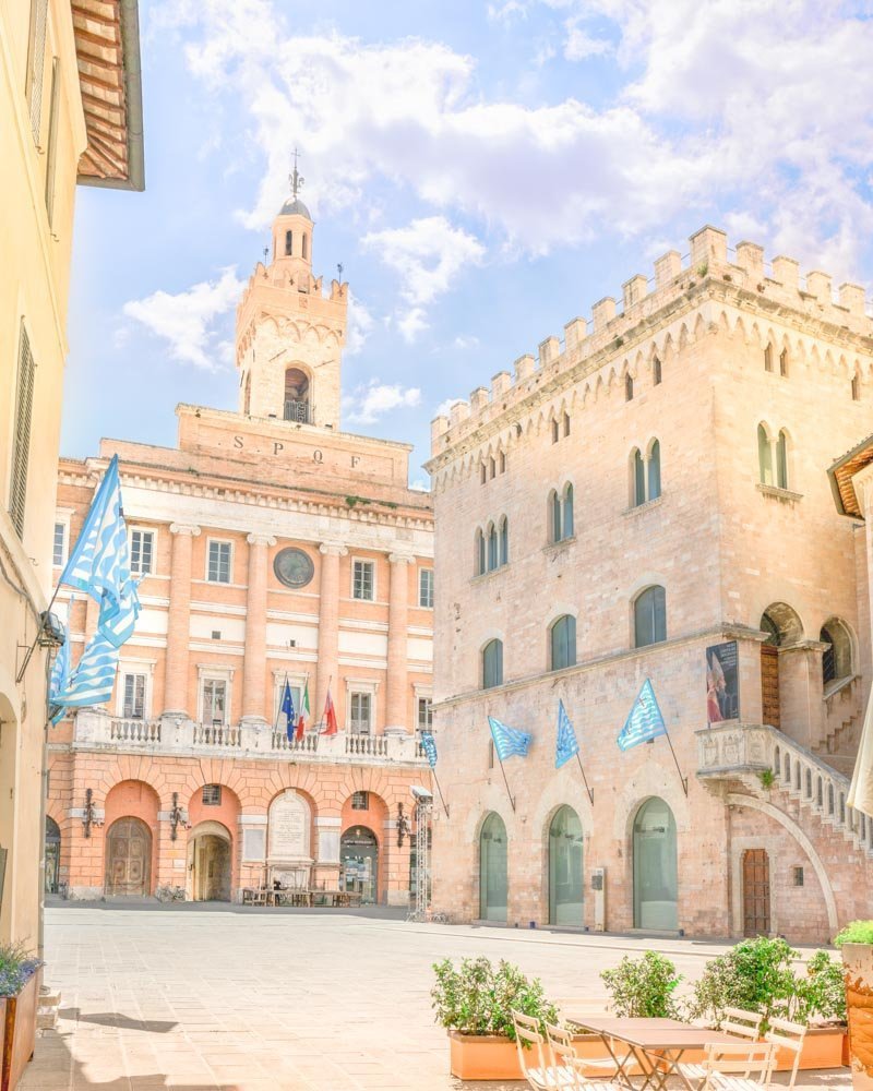 foligno centro città con vista sul municipio