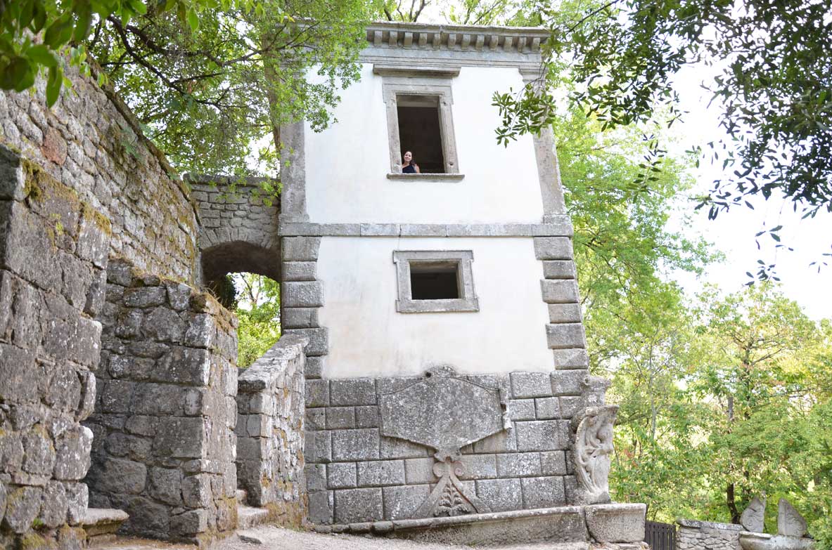 la casa pendente nel parco dei mostri