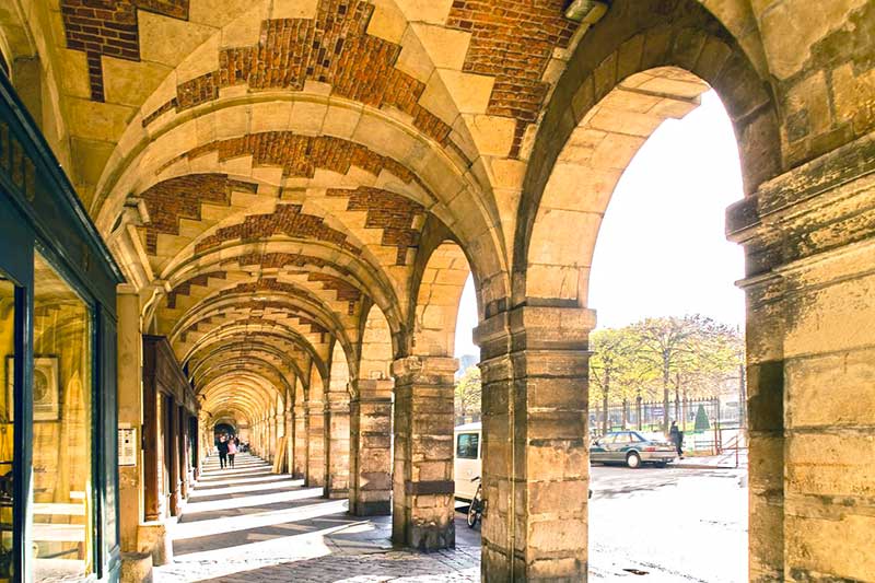 la place des Vosges à Paris, les galeries sous les arcades