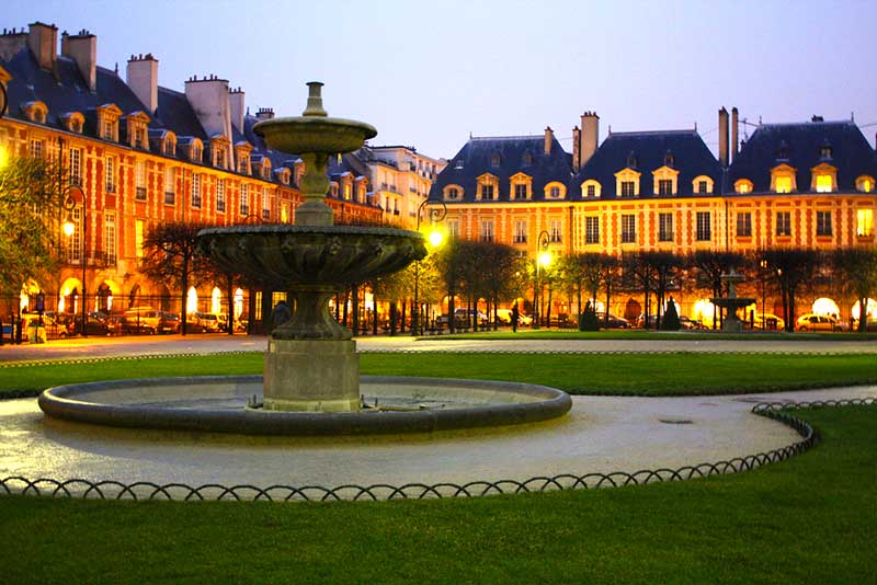 la place des Vosges de Paris la nuit