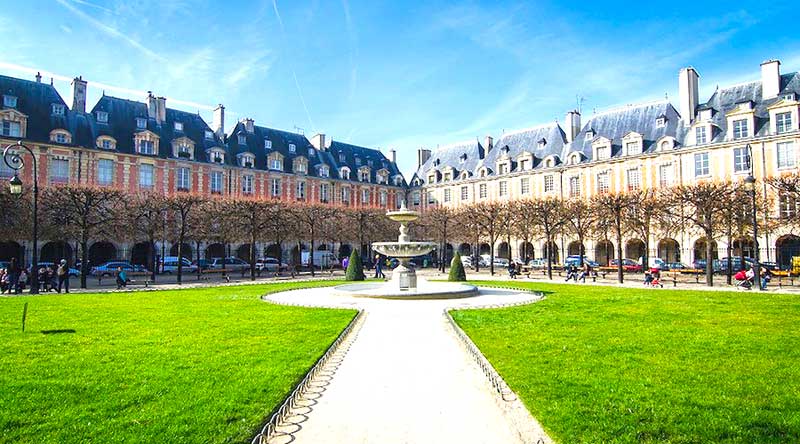 la place des Vosges à Paris, vue des arcades