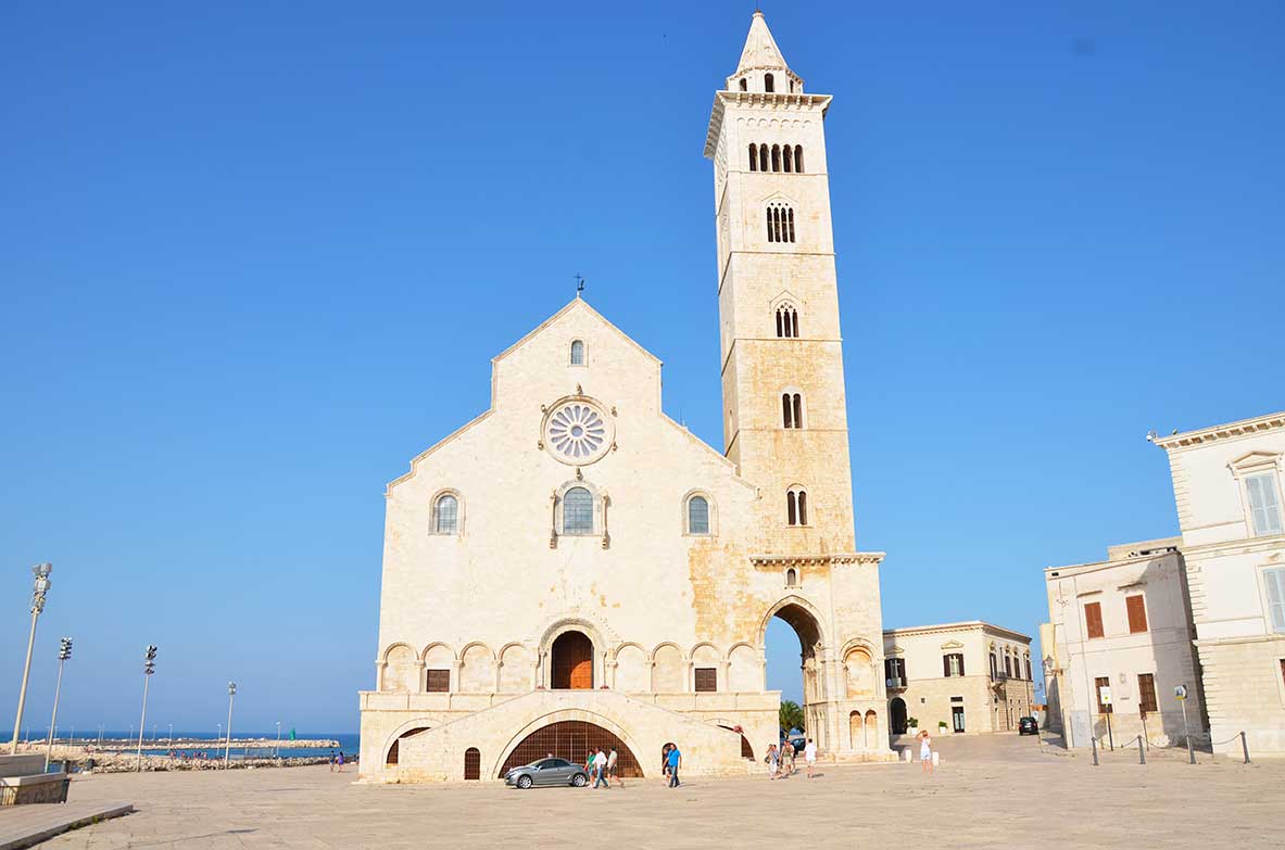 Cattedrale di trani difronte