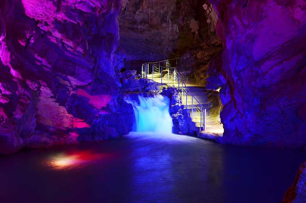 Une cascade dans les grottes de Pertosa-Auletta