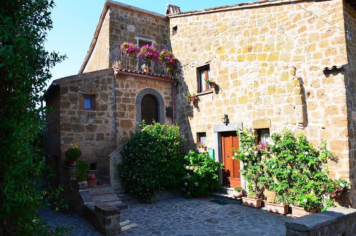 scorci all'interno della civita