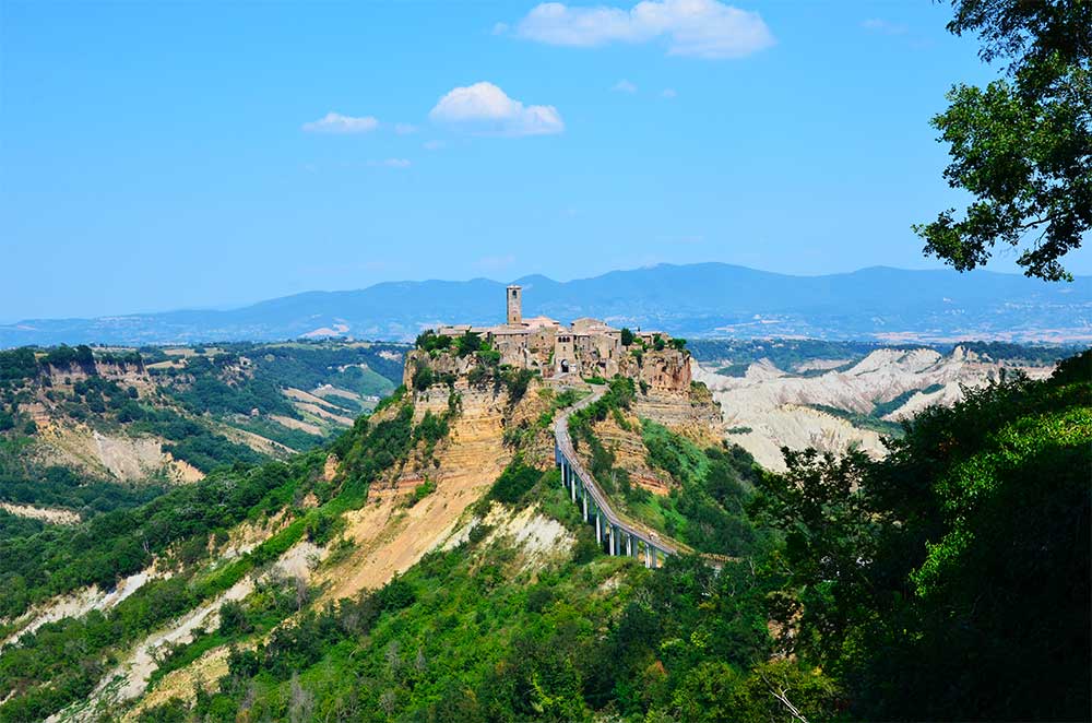 civita di bagnoreggio da lontano