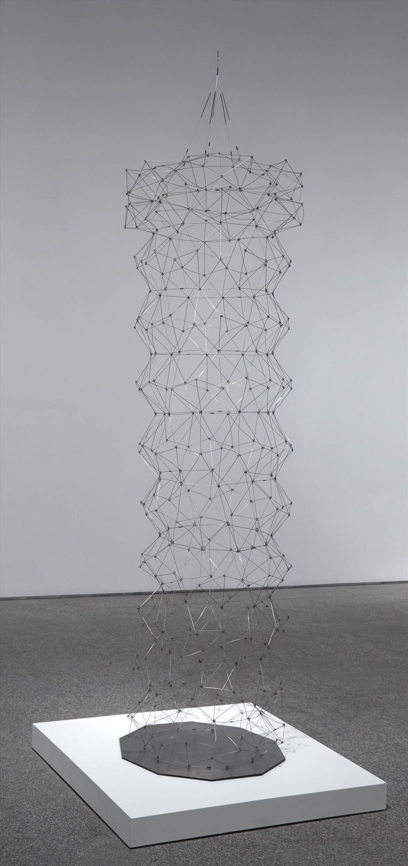 Tronco decagonal n.4 de Gego, sculpture géométrique exposée au Museo Reina Sofia de Madrid
