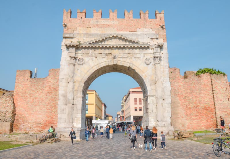 vedere l'arco di augusto a rimini