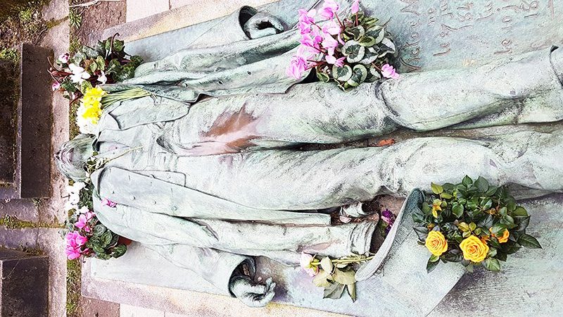 la statue de Victor Noir au Père-Lachaise à Paris