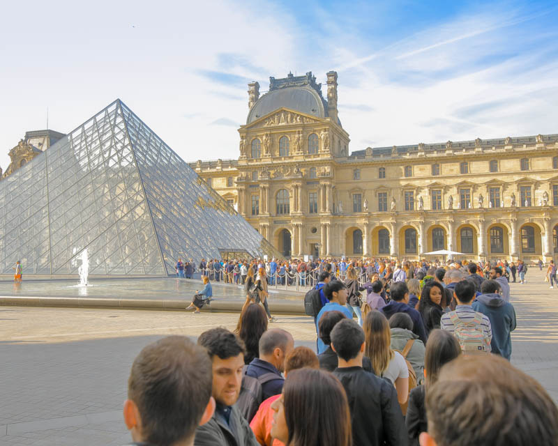 Louvre museum Paris France salta fila