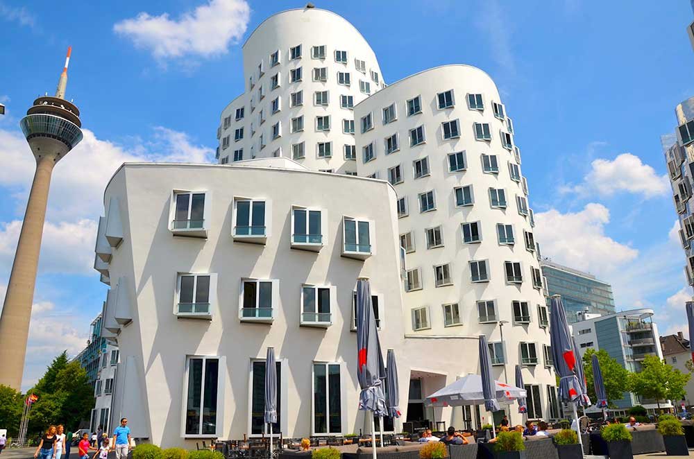 Frank Gehry a dusseldorf edificio che simboleggia la madre, realizzato con linee morbide e colore chiaro.